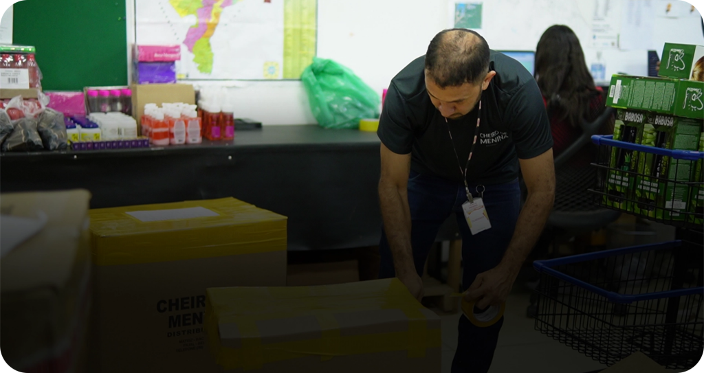 Colaborador fechando caixas de pedidos para envio